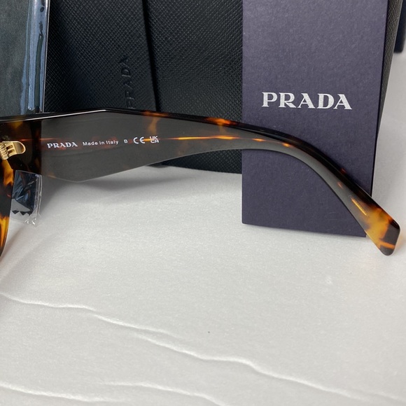 New-PRADA SPR07Y Cat Eye shape, crafted from premium Acetate. - Picture 11 of 15